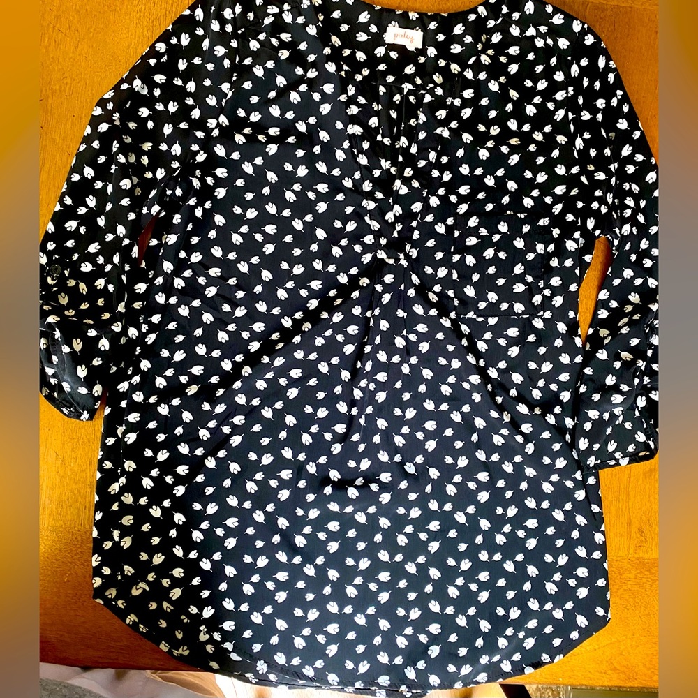 Super cute work or date blouse.